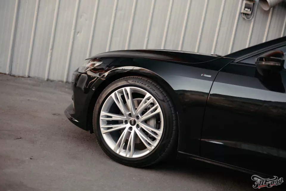 Классический карбон под матовым лаком в салоне Audi A7 и комплекс детейлинг-услуг